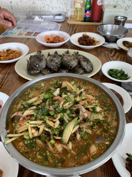 서귀포 법환포구의 ‘포구식당’에서 차려낸 제주의 향토 음식 자리물회. 물회 뒤에는 자리구이다.