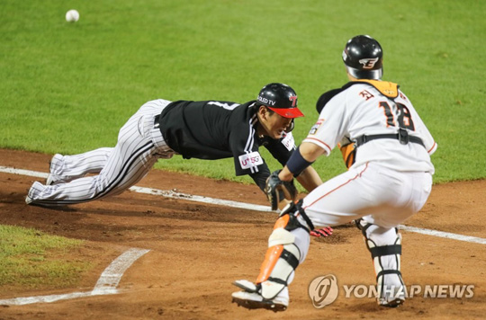 (대전=연합뉴스)  18일 오후 대전시 중구 한화생명 이글스파크에서 열린 프로야구 LG 트윈스 - 한화 이글스 경기. 8회 초 2사후 LG 정주현이 손호영의 안타로 2루에서 홈으로 슬라이딩 1점을 추가하고 있다. 2020.6.18