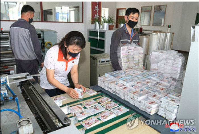 (서울=연합뉴스)) 북한이 대규모 대남삐라(전단) 살포를 위한 준비를 본격적으로 추진 중이라고 조선중앙통신이 20일 보도했다. 홈페이지를 통해 공개된 삐라 인쇄 모습. [조선중앙통신 홈페이지 캡처] 2020.6.20