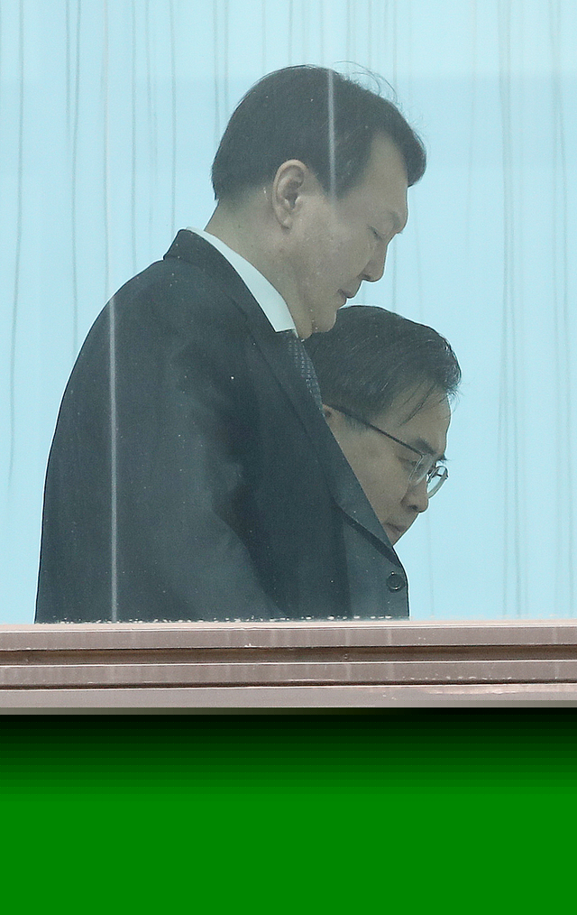 [서울=뉴시스]윤석열 검찰총장이 18일 서울 서초구 대검찰청에서 점심식사 후 집무실로 향하고 있다. 2020.03.18.