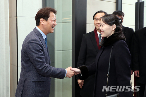 【서울=뉴시스】임종석 대통령 비서실장이 11일 오후 서울 중구 반얀트리클럽앤스파 서울 호텔에서 김여정 노동당 중앙위원회 제1부부장과 인사하고 있다. 2018.02.11. (사진=청와대 제공)