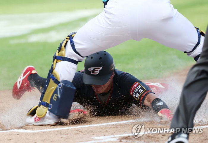 (창원=연합뉴스) 20일 경남 창원NC파크에서 열린 프로야구 한화 이글스-NC 다이노스 경기, 1회초 1사 1루에서 한화 김태균의 좌익수 왼쪽에 떨어지는 2루타때 1루주자 노수광이 홈까지 달려 NC 포수 김태군의 가랑이 사이로 슬라이딩하며 득점하고 있다.