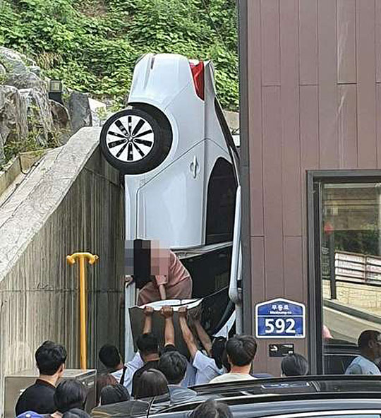 건물 옹벽 추락 사고 차량 [독자 제공·재판매 및 DB 금지]
