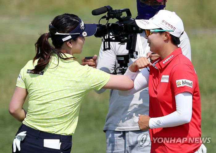(인천=연합뉴스) 21일 인천 베어즈베스트 청라 골프클럽에서 열린 기아자동차 제34회 한국여자오픈 경기 4라운드. 유소연(왼쪽)과 김효주가 경기를 마친 뒤 서로 격려하고 있다. 2020.6.21