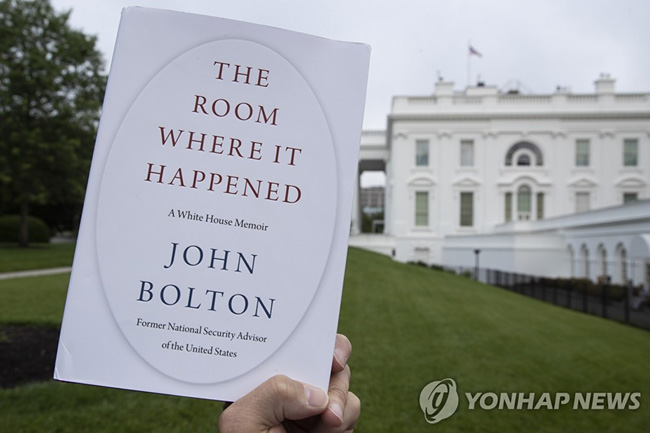 (워싱턴 AP=연합뉴스) 미국 백악관을 배경으로 18일(현지시간) 촬영된 존 볼턴 전 국가안보보좌관의 회고록 ‘그것이 일어난 방’의 표지. j