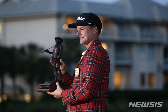 [힐턴헤드=AP/뉴시스]웨브 심프슨(미국)이 21일(현지시간) 미 사우스캐롤라이나주 힐턴 헤드 아일랜드의 하버타운 골프 링크스에서 막을 내린 미 프로골프(PGA)투어 RBC 헤리티지에서 우승, 트로피를 들고 포즈를 취하고 있다. 심프슨은 최종합계 22언더파 262타로 우승해 시즌 2승째를 올리며 PGA투어 시즌 랭킹인 페덱스컵 1위로 뛰어올랐다. 임성재는 앞서 컷 탈락하며 1위 자리를 내줬다. 2020.06.22.