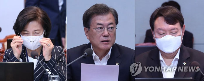 (서울=연합뉴스) 문재인 대통령이 22일 오후 청와대에서 열린 제6차 공정사회 반부패정책협의회에서 발언하고 있다. 추미애 법무부 장관(왼쪽)과 윤석열 검찰총장(오른쪽)이 문 대통령 발언을 듣고 있다.