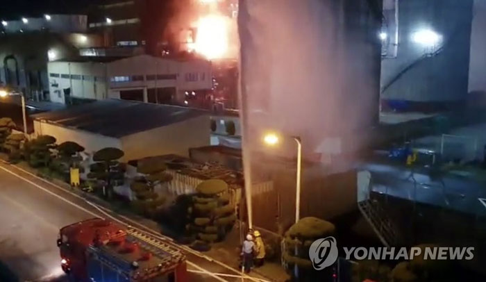 (여수=연합뉴스) 22일 오후 전남 여수시 여수산단에 있는 삼남석유화학에서 폭발사고가 나 불길이 치솟고 있다. 사진은 초기진화 작업을 펼치는 모습. 2020.6.22 [독자 제공. 재판매 및 DB 금지]