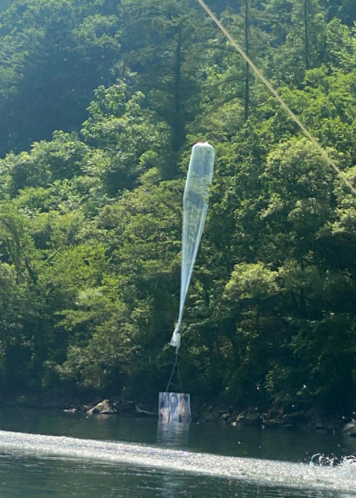 22일 밤 탈북민단체 자유북한운동연합이 띄운 대북전단 살포용 풍선이 23일 오전 10시쯤 강원 홍천군 서면 마곡리 인근 야산에서 나무에 걸린 채 발견됐다.   연합뉴스