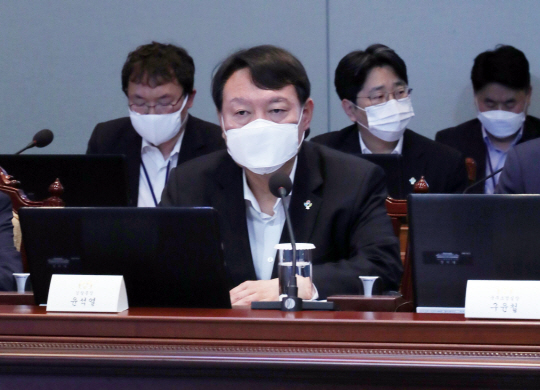 윤석열 검찰총장이 22일 오후 청와대에서 열린 제6차 공정사회 반부패정책협의회에 참석해 문재인 대통령의 발언을 듣고 있다.  연합뉴스