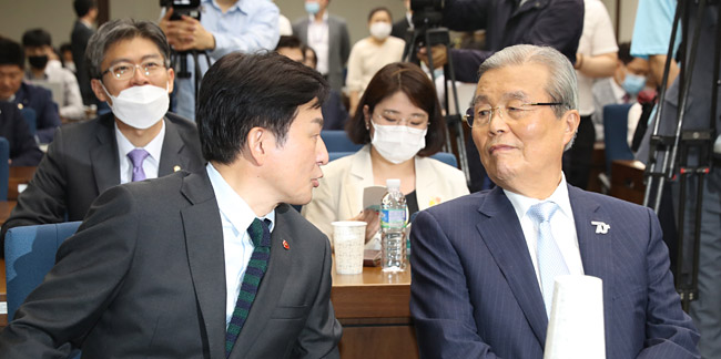 김종인(앞줄 오른쪽) 미래통합당 비상대책위원장이 23일 오전 국회 도서관에서 열린 ‘사회안전망 4.0 정책토론회’에서 원희룡(앞줄 왼쪽) 제주지사와 대화하고 있다. 연합뉴스