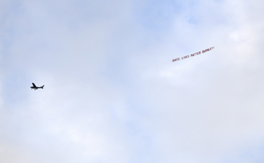 ‘백인 목숨도 소중해 번리(White Lives Matter Burnley)’라고 적힌 배너를 매단 경비행기가 23일 오전(한국시간) 맨체스터시티와 번리의 프리미어리그 경기가 열린 영국 맨체스터의 에티하드 스타디움 상공을 날고 있다.  EPA연합뉴스