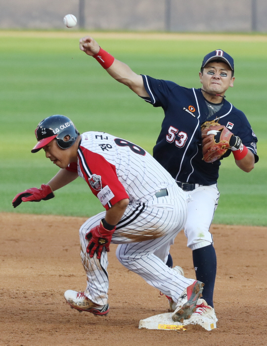 21일 잠실구장에서 열린 두산-LG전. 두산의 최주환(오른쪽)이 5회 말 2루에서 LG 주자 정근우를 아웃시킨 뒤 1루로 송구하고 있다. 연합뉴스