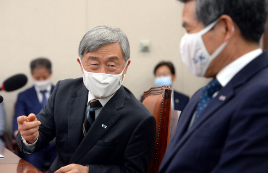 24일 오전 서울 영등포구 국회에서 열린 법제사법위원회 전체회의에서 최재형(왼쪽) 감사원장이 정경두 국방부 장관과 대화를 나누고 있다.