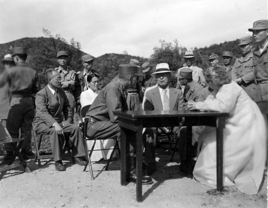 1952년 2월 19일 포로 교환 문제를 확인하고 있는 이승만(가운데) 전 대통령 내외와 맥스웰 테일러(왼쪽) 장군 모습.  국제적십자위원회(ICRC) 제공·연합뉴스