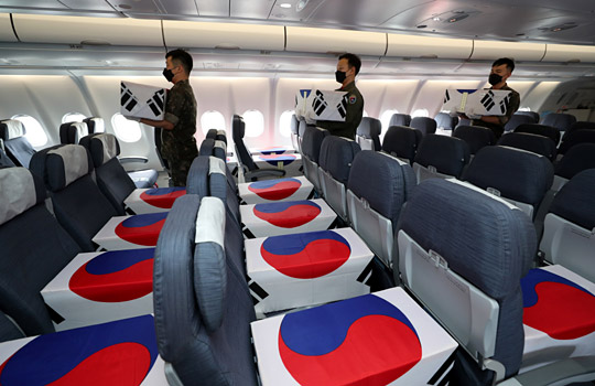 22일(현지시간) 미국 하와이 히캄 공군기지에서 공군 장병들이 미국 측으로부터 인수한 6·25전쟁 국군 전사자 유해를 우리 공군기인 시그너스(KC-330)의 화물칸이 아닌 승객 좌석에 안치하고 있다. 국방일보 제공