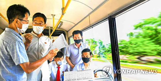 (서울=연합뉴스) 북한은 탈북자들의 대북전단 살포를 비난하는 주민들의 여론을 노동당 기관지 노동신문 5면에 실으며 대남비난을 이어갔다. 사진은 평양 거리를 달리는 무궤도전차 안에서 마스크를 쓴 주민들이 노동신문을 읽으며 분노하고 있는 모습. 2020.6.19 [노동신문 홈페이지 캡처. 재판매 및 DB 금지]