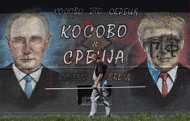 지난해 8월 9일 세르비아 베오그라드의 한 건물 벽에 ‘코소보는 세르비아다’라는 문구와 함께 도널드 트럼프 미국 대통령의 얼굴에 낙서가 돼 있는 벽화가 그려져 있다. AP 뉴시스