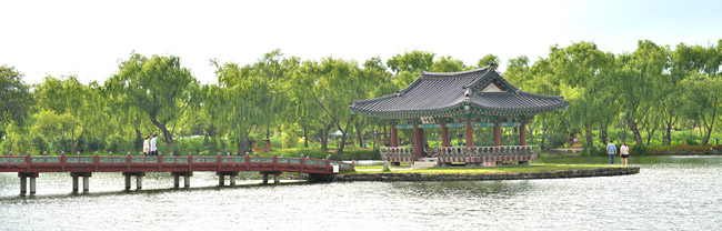 부여 궁남지의 연못 가운데 지은 정자 포룡정. 궁남지는 백제 무왕 때 만든 별궁의 정원으로, 신라의 인공호수 월지(안압지)보다 40여 년 먼저 만들어진 우리나라 최초의 조경이다.