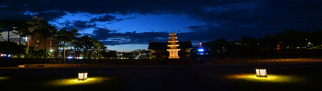 해가 지고 난 뒤의 정림사지 오층석탑. 푸른 어둠을 배경으로 은은한 조명을 받은 석탑이 떠오른다. 여름에 정림사지는 오후 10시까지 문을 연다.