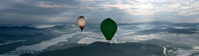 부여 구간만을 따로 ‘백마강’으로 부르기도 하는 금강의 유장함은 부여가 품고 있는 오랜 시간을 상징하는 듯하다. 이른 아침 금강 변에서 열기구가 떠올랐다. 열기구 탑승은 금강과 부여를 가장 잘 볼 수 있는 방법이다.  고요하게 둥실 떠올라 고대국가의 흔적이 남은 소도시를 비행하는 맛이 훌륭하다. 1시간 비행에 1명당 18만 원으로 비싼 게 흠이지만 말이다. 부여는 ‘열기구의 메카’다. 전국의 열기구 90%가 부여에 있다.