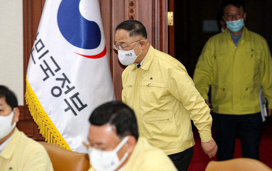 홍남기(가운데) 부총리 겸 기획재정부 장관이 25일 서울 종로구 정부서울청사에서 열린 ‘비상경제 중앙대책본부회의’에 들어서고 있다.