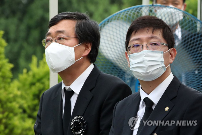 2020년 6월 10일 오전 서울 동작구 국립서울현충원 김대중 대통령 묘역에서 열린 고(故) 이희호 여사 1주기 추도식에서 차남 김홍업 김대중평화센터 이사장(왼쪽)과 삼남 더불어민주당 김홍걸 의원이 참석한 모습. [연합뉴스 자료사진]