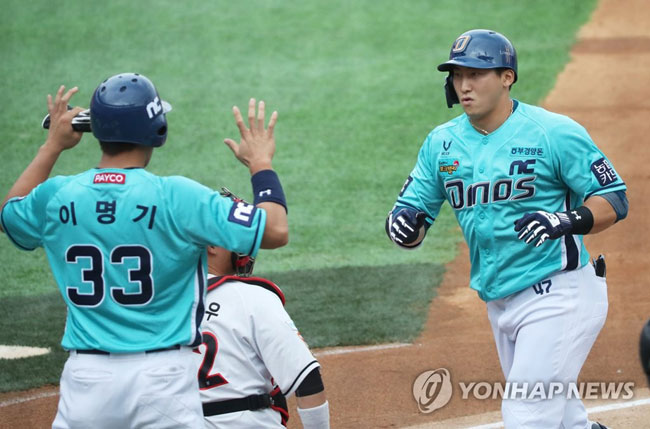 (수원=연합뉴스) 25일 경기도 수원케이티위즈파크에서 열린 2020 KBO리그 프로야구 NC 다이노스와 kt wiz의 경기. 1회 초 1사 주자 1루에서 NC 나성범이 투런 홈런을 치고 홈으로 들어오고 있다. 2020.6.25