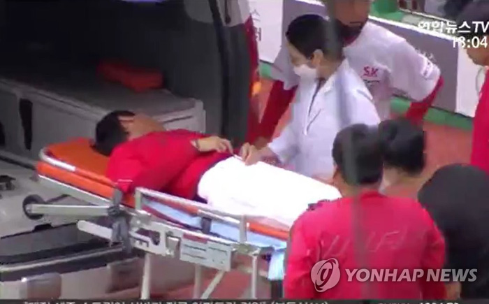 (서울=연합뉴스) SK와이번스 염경엽 감독이 25일 인천 SK행복드림구장에서 열린 프로야구 두산베어스와 홈경기 2회 초에 더그아웃에서 쓰러져 이송되고 있다. 2020.6.25 [연합뉴스TV 캡처]
