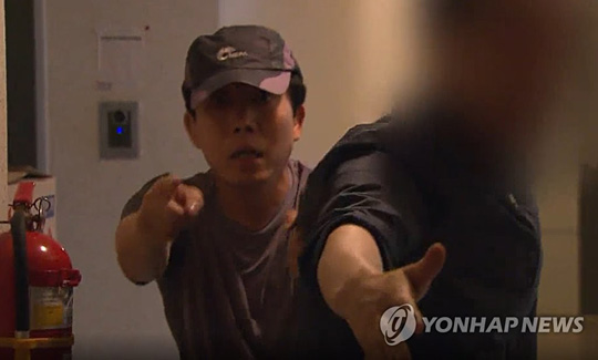 (서울=연합뉴스) 대북 전단을 살포해온 탈북민단체 ‘자유북한운동연합’ 대표 박상학씨가 지난 23일 오후 본인 주거지에 찾아온 취재진을 향해 항의하고 있는 모습. 지난 24일 경찰에 따르면 박 대표는 전날 오후 9시께 서울 송파구에 있는 본인 주거지에 모 방송사 취재진이 찾아온 것을 보고, 항의하며 주먹질을 하고 복도에 있던 벽돌을 던지며 폭행했다. [SBS 8뉴스 캡처. 재판매 및 DB금지]