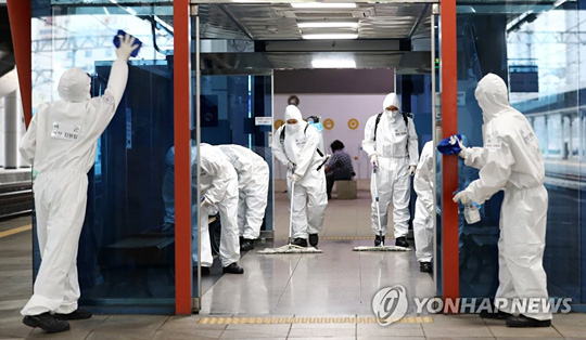 6월 25일 오전 대전역 플랫폼에서 육군 장병들이 방역·소독하고 있다. 2020.6.25 [연합뉴스 자료사진]
