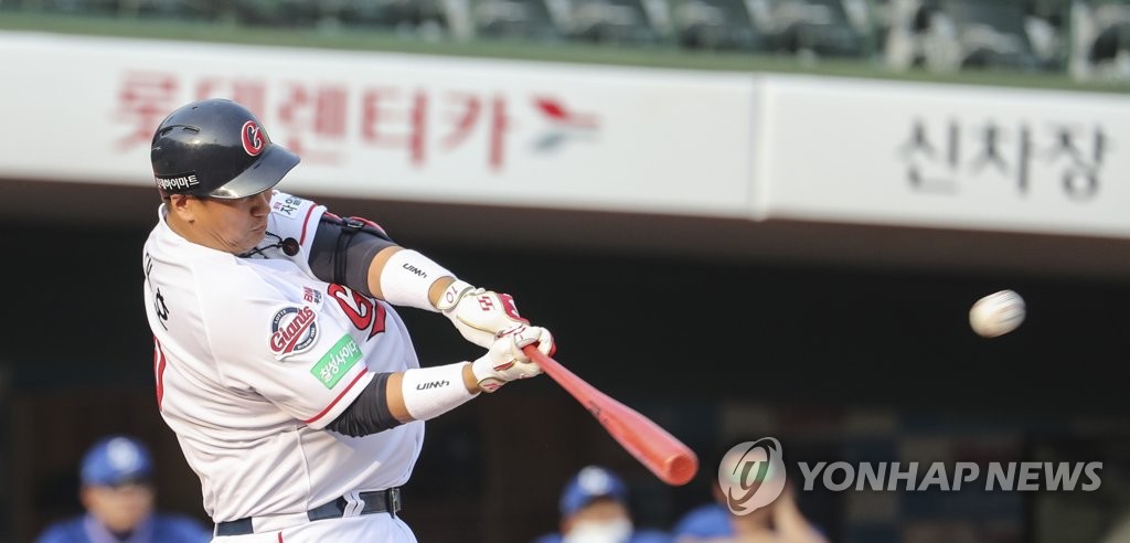 (부산=연합뉴스) 강덕철 기자 = 28일 오후 부산 사직구장에서 열린 프로야구 삼성 라이온즈- 롯데 자이언츠 경기. 3회 말 2사 1, 2루에서 롯데 이대호가 2타점 적시타를 치고 있다. 2020.6.28