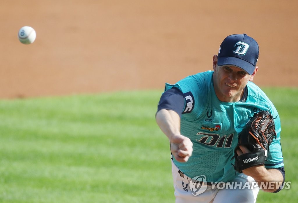 (서울=연합뉴스) 박동주 기자 = 28일 서울 잠실야구장에서 열린 2020 프로야구 두산과 NC의 경기. NC 선발 루친스키가 역투하고 있다. 2020.6.28