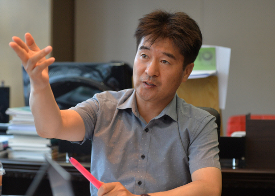김태균 홍지 대표가 지난 22일 경기 성남시 분당구 홍지 본사에서 특허 50여 건을 보유한 홍지의 기술력에 대해 설명하고 있다. 김낙중 기자