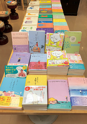 출판사와 책방이 밀집해 있는 일본 도쿄(東京) 진보초(神保町)에 자리한 한국 서점 ‘책거리’. 일본어로 번역된 한국 에세이뿐만 아니라 한국어 원서도 판매하고 있어, 일본 내 ‘한국문학’ 팬들이 몰려드는 곳이다.  책거리 제공