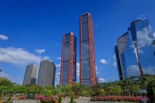 글로벌 고층빌딩 시공업계의 최강자로 꼽히는 포스코건설이 서울 영등포구 여의동에 지은 파크원(Parc.1)빌딩 전경. 7월 준공 승인이 나면 높이 333m로 송파구 잠실 롯데월드타워(555m)와 부산 엘시티더샵(411m)에 이어 한국에서 세 번째로 높은 빌딩이 된다.  포스코건설 제공