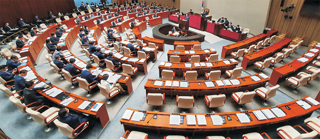 30일 오전 미래통합당 의원들이 불참한 가운데 국회에서 열린 예산결산특별위원회 전체회의에서 홍남기 기획재정부 장관이 ‘2020년도 제3회 추경 예산안’ 제안 설명을 하고 있다.  김선규 기자