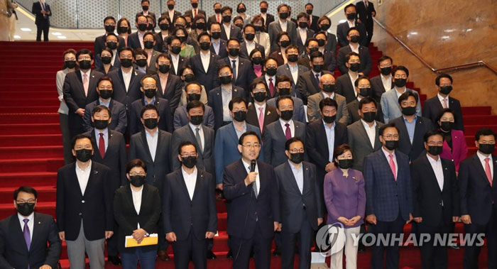 미래통합당 주호영 원내대표와 의원들이 6월 29일 오후 서울 여의도 국회 본청 로텐더홀 계단에서 미래통합당 의원에 대한 강제 상임위 배정과 상임위원장 일방 선출에 대한 규탄 성명을 발표하고 있다. [연합뉴스 자료사진]