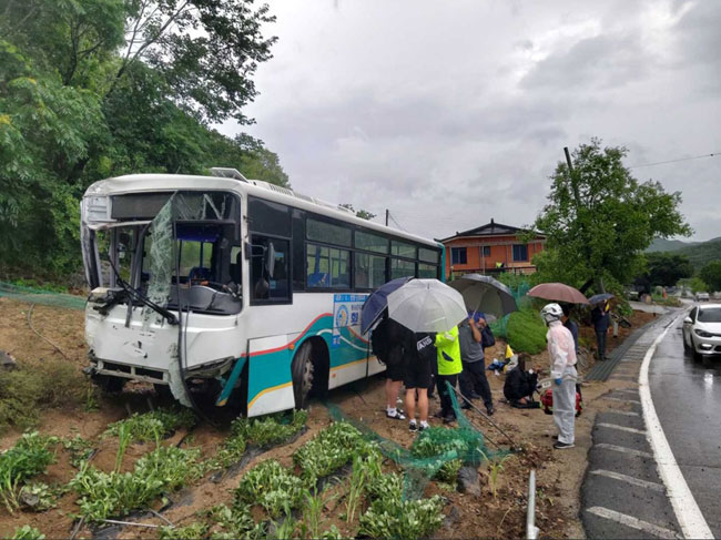 (횡성=연합뉴스) 30일 오전 7시 49분께 강원 횡성군 갑천면 포동리에서 시내버스가 빗길을 달리던 중 가드레일을 들이받아 승객 5명이 다치는 사고가 나기도 했다. 경찰과 소방대원 등이 사고현장을 수습하고 있다. 2020.6.30 [강원도소방본부 제공. 재판매 및 DB 금지]