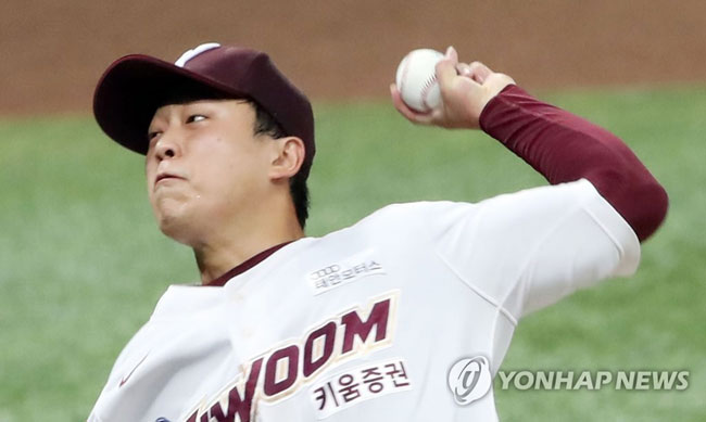 (서울=연합뉴스) 한종찬 기자 = 30일 오후 서울 구로구 고척스카이돔에서 열린 2020 KBO 리그 키움 히어로즈와 두산 베어스의 경기. 키움 선발 이승호가 역투하고 있다. 2020.6.30