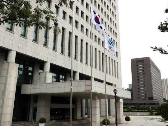 윤석열 검찰총장의 ‘검언유착 수사’ 전문수사자문단 소집 지휘에 대한 이성윤 서울중앙지검장의 공개 반대로 ‘항명 파동’이 빚어지고 있는 서울 서초구 대검찰청(왼쪽 건물)과 서울중앙지검 건물 사이에 지난달 30일 긴장감이 감돌고 있다.   연합뉴스