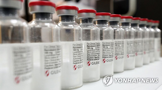(서울=연합뉴스) 2020년 6월 3일 서울 종로구 서울대학교병원에서 관계자가 수입된 코로나19 치료제 ‘렘데시비르’를 공개하고 있다. 식품의약품안전처는 코로나19 치료제로 개발 중인 렘데시비르에 대한 특례수입을 결정했다고 3일 밝혔다. [연합뉴스 자료사진]