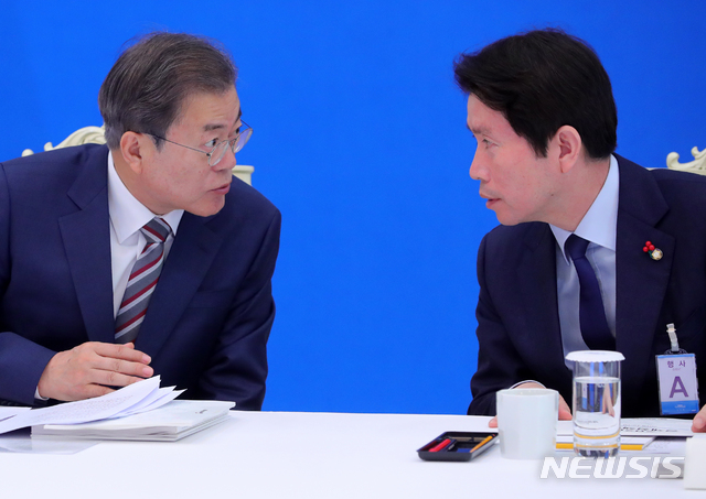 [서울=뉴시스]지난해 12월 청와대에서 열린 확대경제장관회의에서 문재인 대통령과 이인영 전 더불어민주당 원내대표가 대화하고 있는 모습. (사진=뉴시스DB). 2019.12.19.
