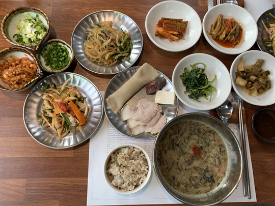 제주의 향토음식을 내는 제주시 식당 ‘낭푼밥상’의 본래 상차림. 제주의 잔치 음식을 재현한 메뉴다. 돼지고기와 순대, 두부가 놓인 가운데 접시가 제주의 잔치상에서 빠지지 않는 ‘괴기반’이다. 괴기반은 한 사람 몫의 고기 접시로 잔치에 참석한 모든 이에게 균등하게 배분됐던 공동체 음식이다.