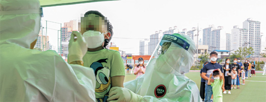 국내 첫 ‘학교 감염’이 발생한 대전 천동초등학교의 전 학년 학생들이 2일 오전 학교 운동장에서 신종 코로나바이러스 감염증(코로나19) 진단검사를 받고 있다. 연합뉴스