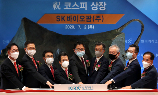 2일 서울 여의도 한국거래소 신관에서 열린 SK바이오팜 상장 기념식에서 조대식(오른쪽 네 번째부터) SK 수펙스추구협의회 의장, 조정우 SK바이오팜 대표, 정지원 한국거래소 이사장 등이 매매개시 확인 행사를 하고 있다. 뉴시스