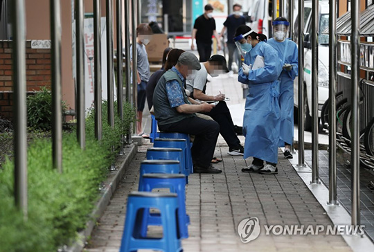 (서울=연합뉴스) 수도권 교회와 방문판매업체를 중심으로 신종 코로나바이러스 감염증(코로나19) 확진자가 발생하고 있는 가운데 30일 서울 관악구 보건소 선별진료소에서 시민들이 검사를 받기 위해 기다리고 있다. 2020.6.30