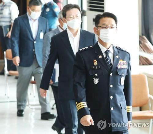 (수원=연합뉴스) 배용주 경기남부청장과 반기수(오른쪽 2번째) 수사본부장이 2일 오전 경기도 수원시 경기남부지방경찰청에서 이춘재 연쇄살인사건 수사 결과를 발표하기 위해 입장하고 있다. 2020.7.2
