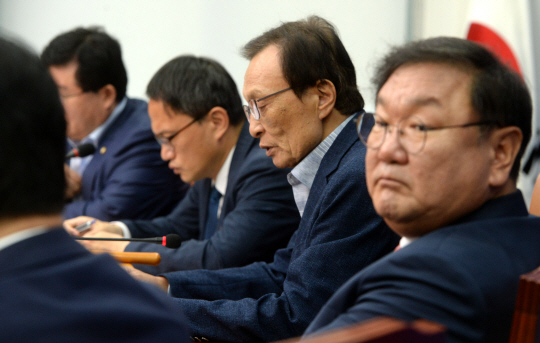 이해찬(오른쪽 두 번째) 더불어민주당 대표가 3일 오전 국회에서 열린 최고위원회의에서 모두 발언을 하고 있다. 오른쪽부터 김태년 원내대표, 이 대표, 박주민 최고위원.