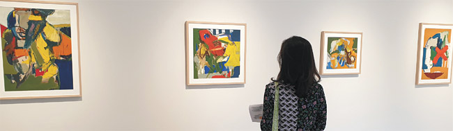 서울 삼청동 국제갤러리 재개관 첫 전시회인 ‘Wook-Kyung Choi’를 찾은 한 관람객이 최욱경 화가의 그림들을 살펴보고 있다.